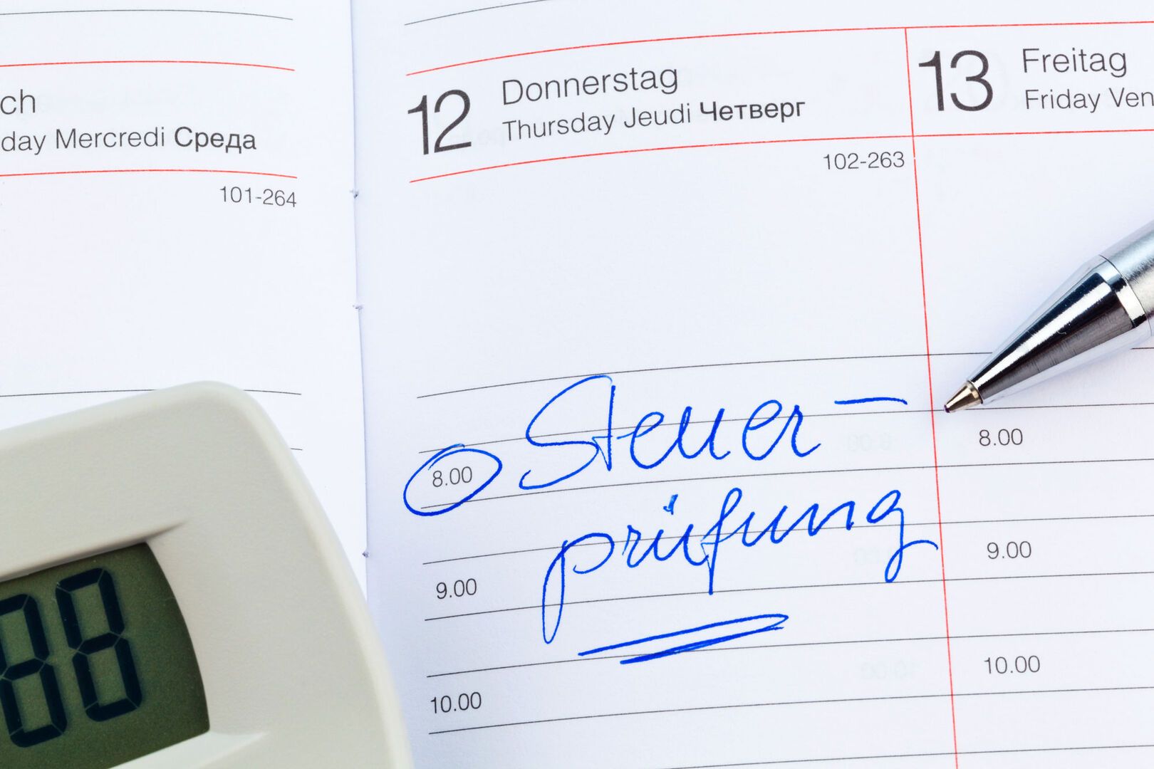 Kalender mit eingekreister Uhrzeit und einem notierten Termin: Steuerprüfung.